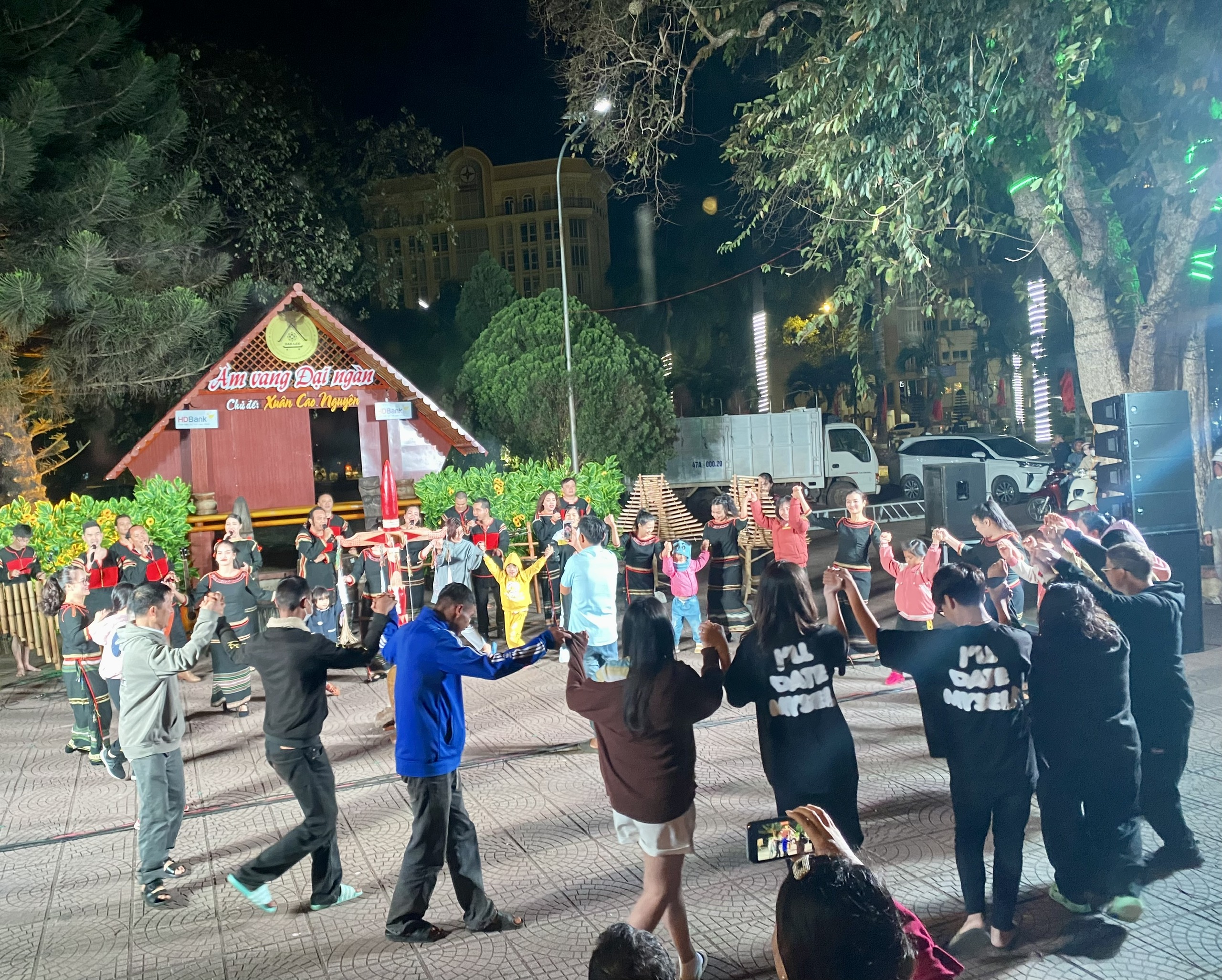 Chương trình biểu diễn văn hóa Cồng chiêng phục vụ Nhân dân và du khách